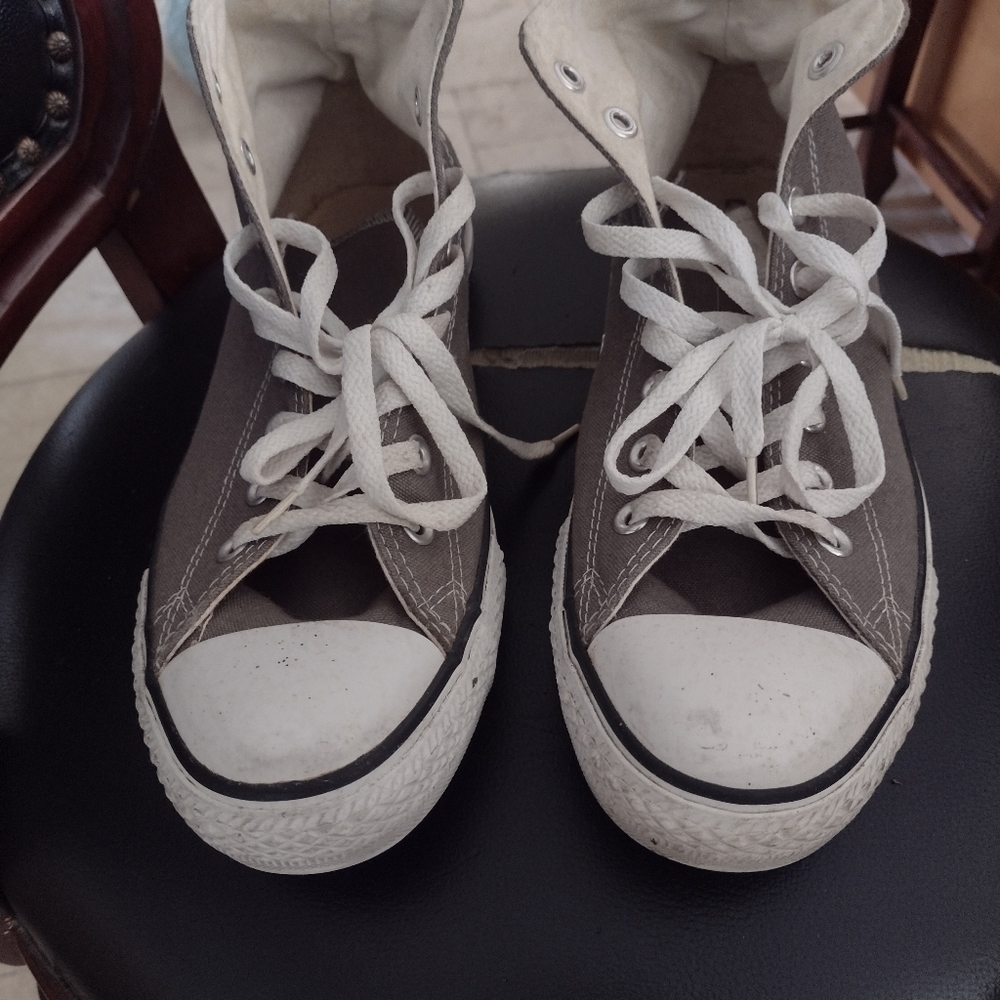 Used Converse hi tops color grey
